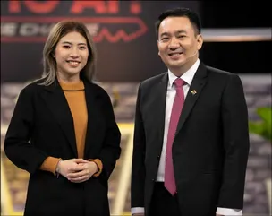 Nhi and Thông, PNJ's chief executive, standing together on the Cơ hội cho ai set after the offer